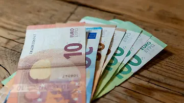 Geld auf Holztisch