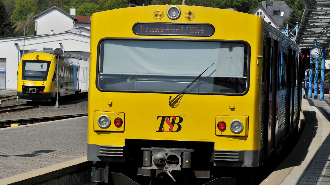 Stillgestanden: Mit heruntergelassener Sonnenblende steht ein Zug der Hessischen Landesbahn auf dem Bahnhof von Königstein.