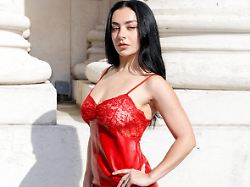 Nach Song über "Bunnies": Charli xcx zieht für den "Playboy" blank