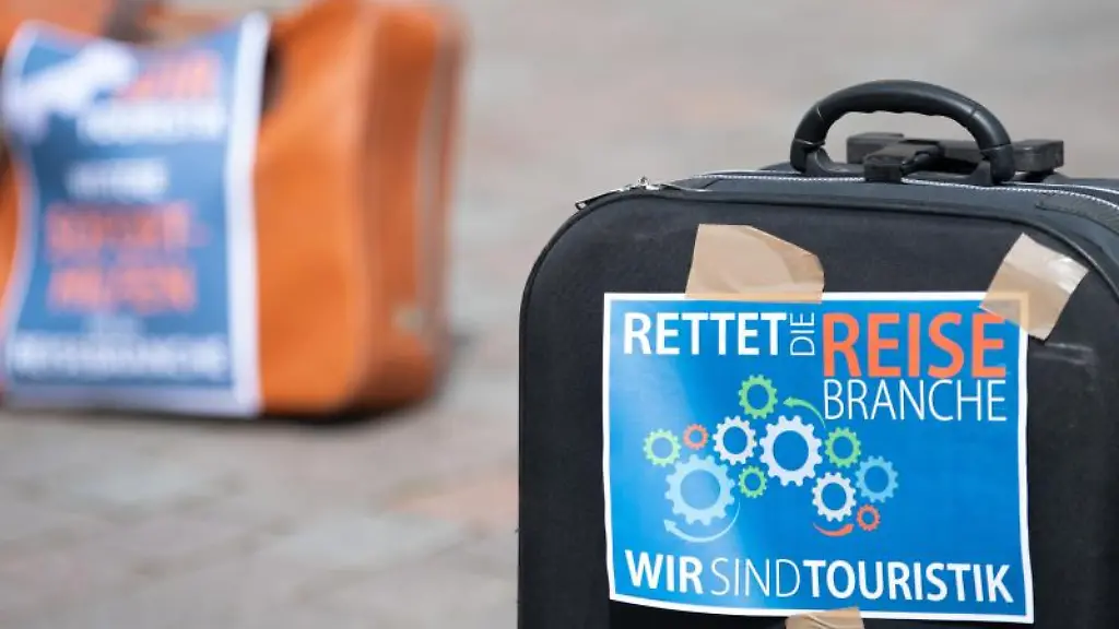 Ein-Koffer-mit-der-Aufschrift-Rettet-die-Reisebranche
