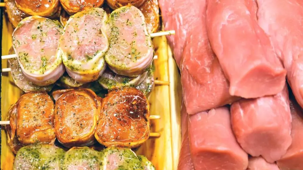 Fleischwaren-liegen-in-einer-Theke-einer-Fleischerei