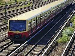 "Ich mag das hin und wieder" : Merz schwärmt von morgendlichen S-Bahn-Fahrten in Berlin
