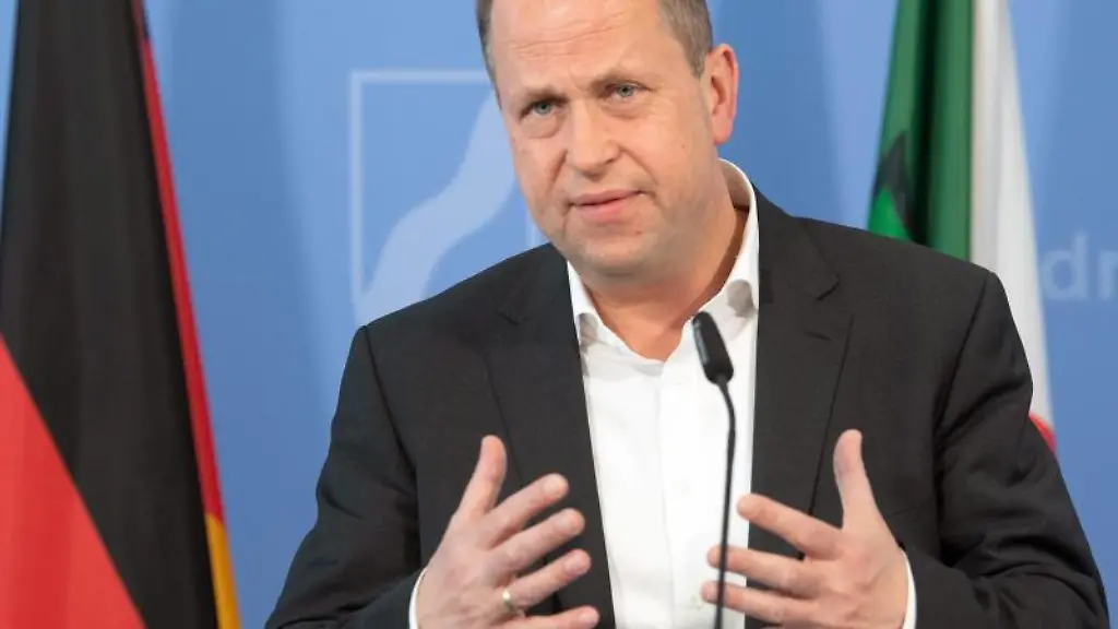 Joachim-Stamp-FDP-Familienminister-von-NRW-steht-vor-der-Presse