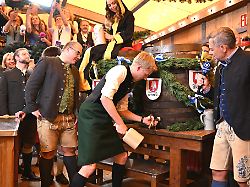 Neuerung beim Einzug der Wirte: Gelungene Premiere - Münchens OB Krause eröffnet das Oktoberfest