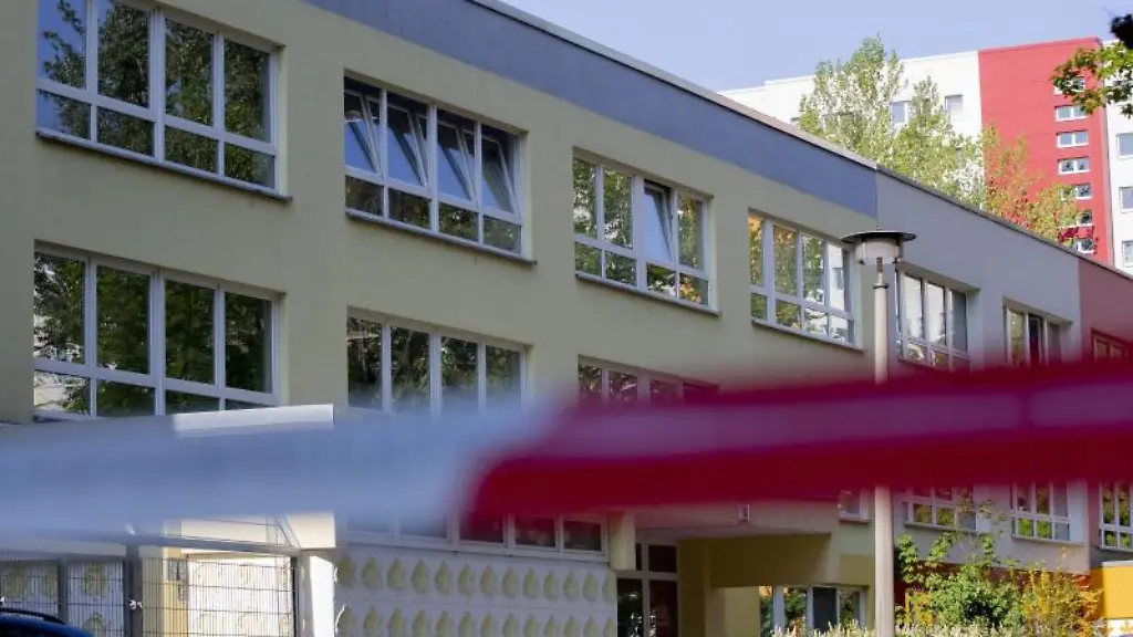 Ein-Absperrband-ist-vor-einem-Seniorenheim-im-Ortsteil-Fennpfuhl-von-Berlin-Lichtenberg-zu-sehen