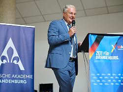 AfD Brandenburg plant zweijähriges Schulungsprogramm für Nachwuchs