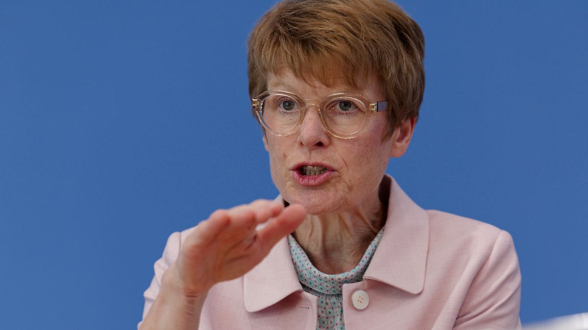 Wirtschaftsweise Grimm lehnt “zynischen” Tankrabatt ab