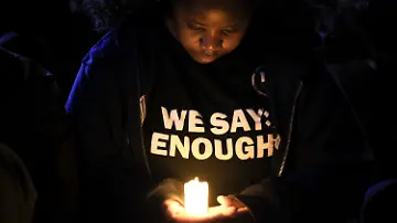 epi_1076959985_REUTERSFOTO_2026-09-18T210632Z 470438108 RC2ULNA6GEGV RTRMADP 3 SAFRICA-CRIME.JPG_A vigil for victims 
