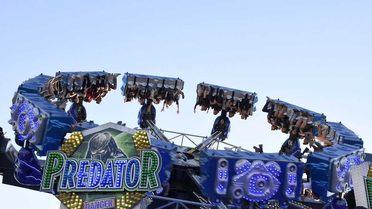 Oktoberfest: Carousel stops - | Visitors stuck upside down