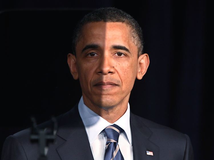 Ein Amt, das alt macht: Barack Obama, aufgenommen in einem ungünstigen Augenblick. Die halbdurchlässige Spiegelfläche eines Teleprompters verdeckt eine Hälfte seines Gesichts.