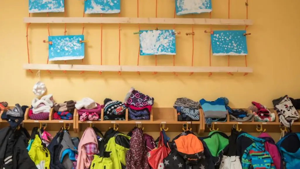 Bekleidung-haengt-in-einer-Kita
