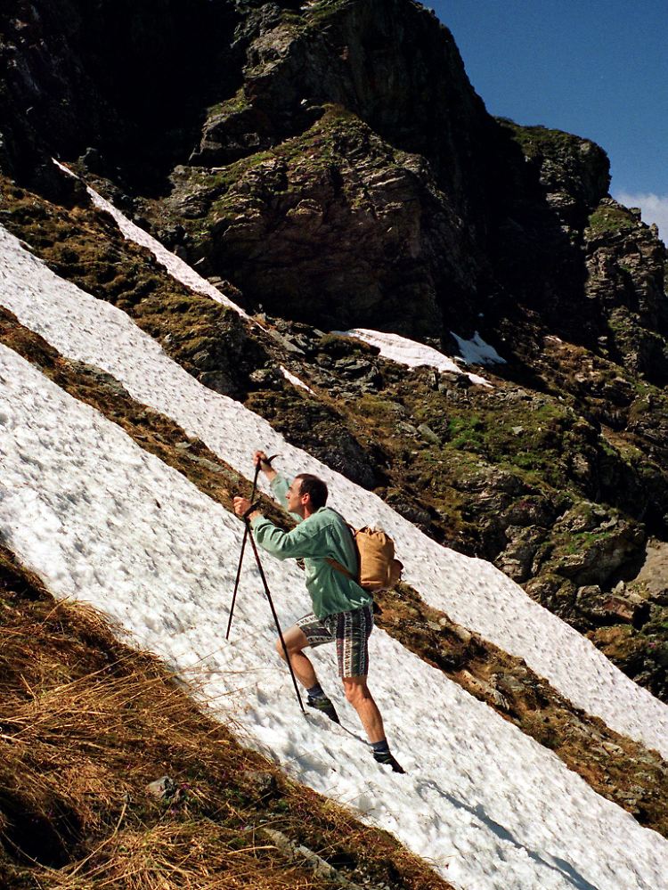 Stapfen durchs Schneefeld: Bergtour im Alpbachtal.