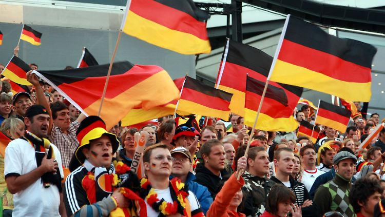 Mehr Mut zum deutschen Liedgut? Diese deutschen Fans singen bereits bei der Fußball-Europameisterschaft 2008 die Nationalhymne.