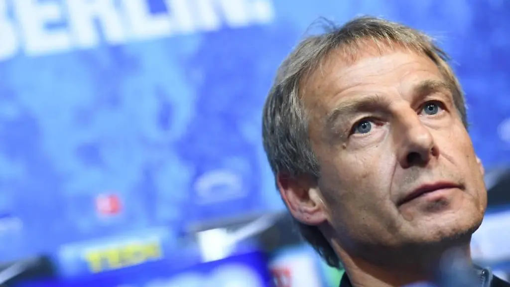 Juergen-Klinsmann-bei-einer-Pressekonferenz
