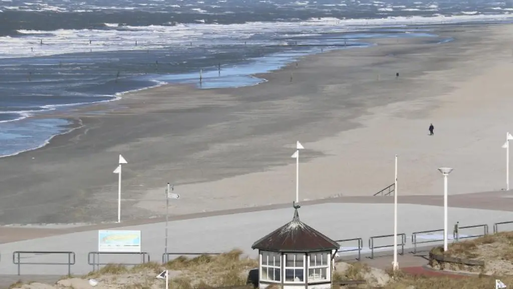 Ein-fast-menschenleerer-Strand-auf-Norderney