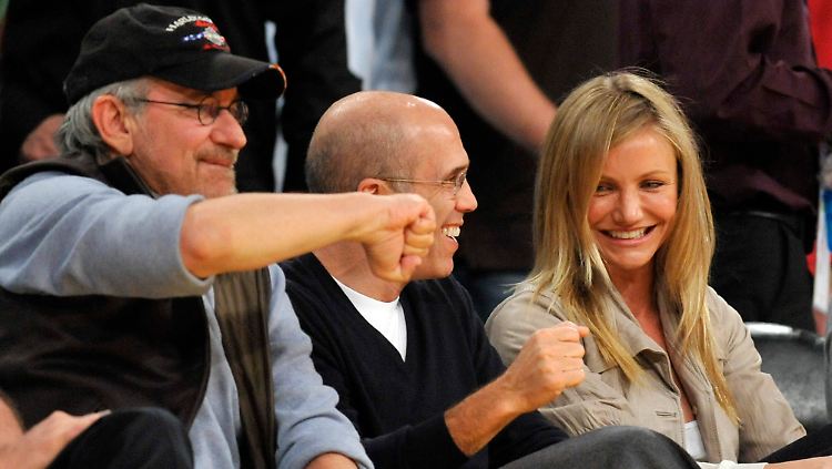 Kein Babysitter nötig: Cameron Diaz Anfang Mai mit Produzent Jeffrey Katzenberg und Regisseur Steven Spielberg beim Basketball in Los Angeles.