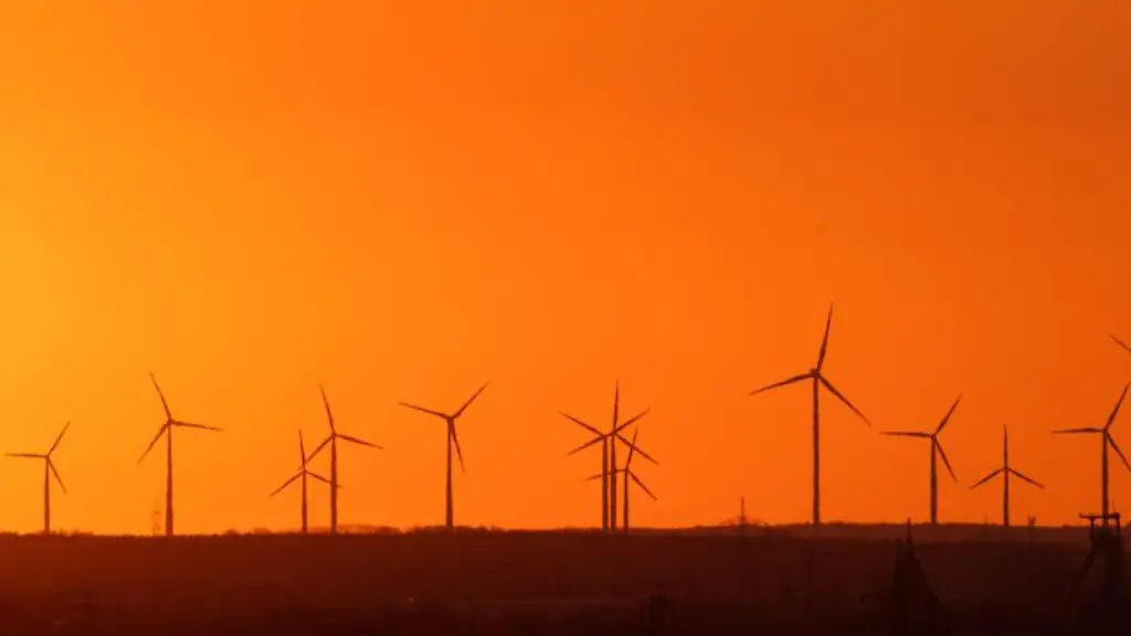 Die-aufgehende-Sonne-hinter-Windraedern-bei-Hannover