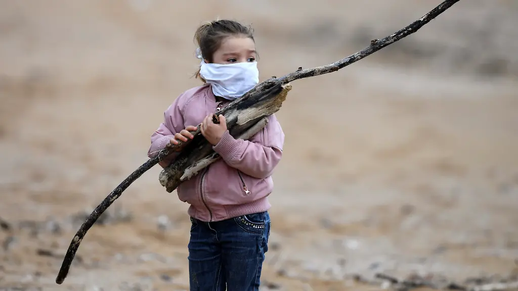 2020-04-26T120804Z-713133528-RC2CCG9U5CZM-RTRMADP-3-HEALTH-CORONAVIRUS-SPAIN-CHILDREN