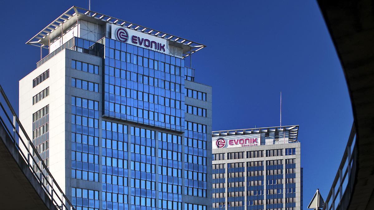Chemikonjern Evonik Kundigt Abbou von 3200 Stellen 和 Chemikonjern Evonik Kundigt Abbou von 3200 Stellen 和