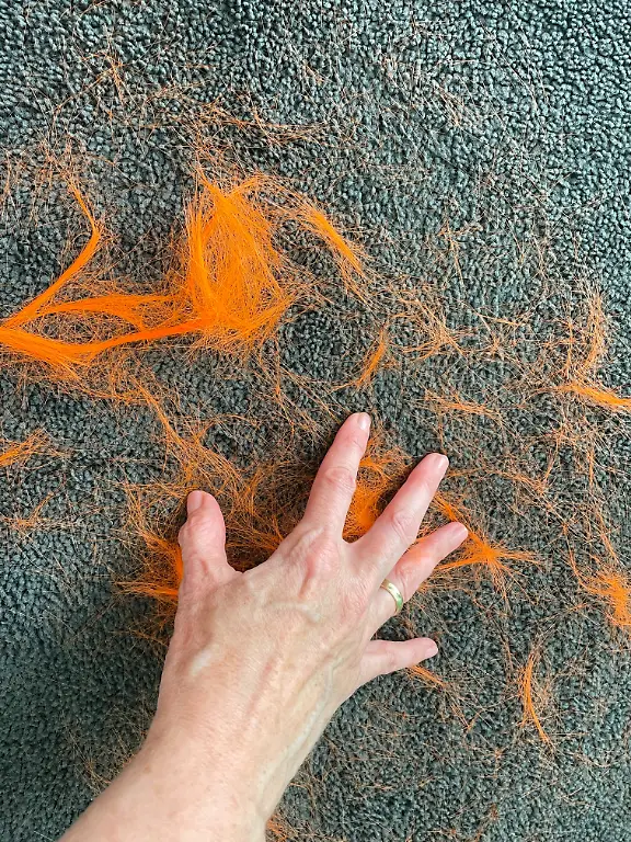 Test Akku-Staubsauger Bulelink Tierhaare simuliert mit künstlicher Haarsträhne kleingeschnitten