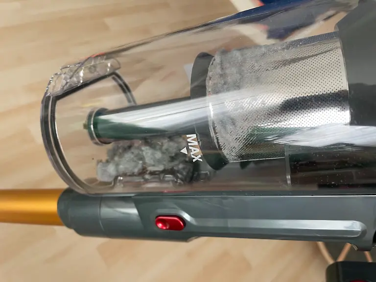 Test Akku-Staubsauger JRFYHFT Staubbehälter Staub gut sichtbar