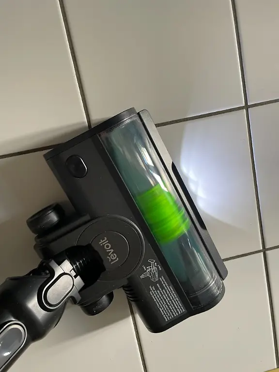 Test Akku-Staubsauger Levoit saugt Haare in Millisekunden ein