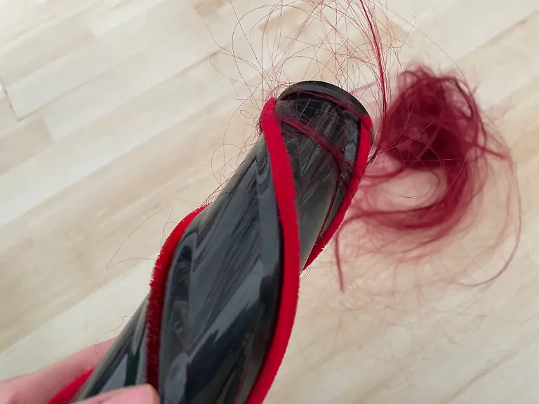 Test Akkustaubsauger Severin aufgewickelte Haare lassen sich gut abstreifen