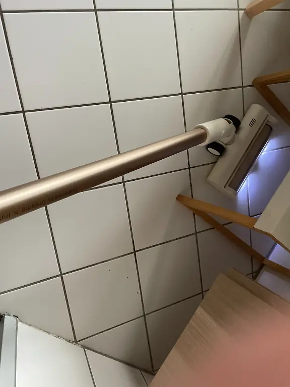 Test Akku-Staubsauger Dreame wendig unter Möbel hebt nicht ab