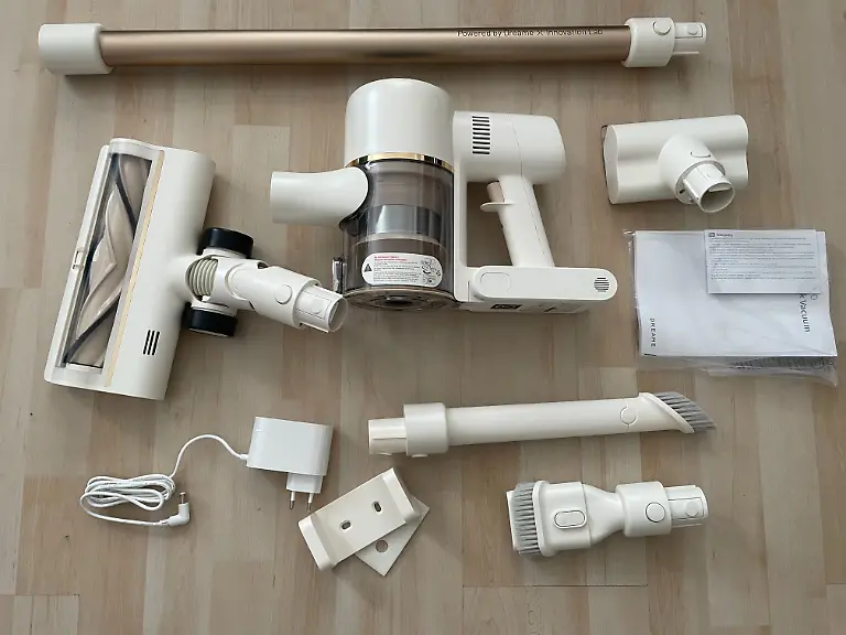 Akku-Staubsauger Test Dreame viele Einzelteile und Zubehör