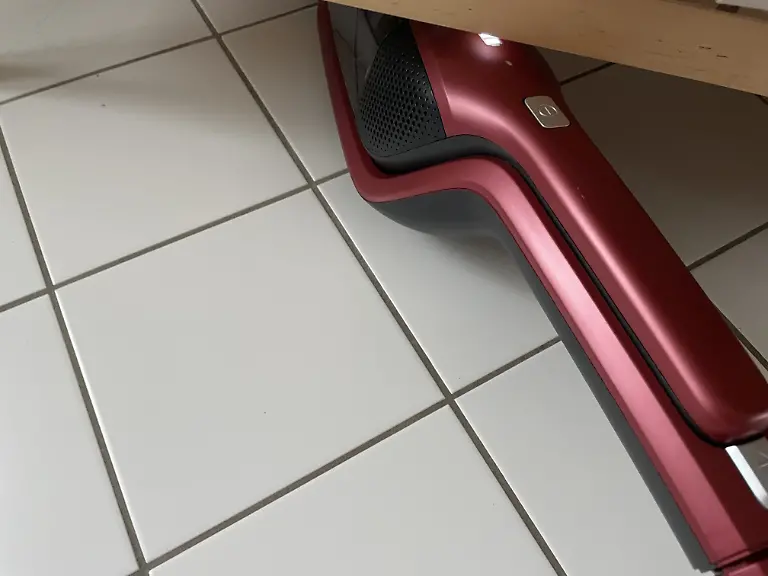 Test Akku-Staubsauger AEG kommt noch ganz gut unter Möbel obwohl unten dicker