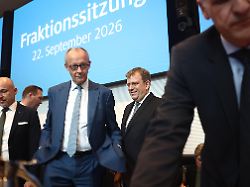 Kanzler demütig in der Fraktion: Merz übersteht auch Tag zwei nach Wahldebakel