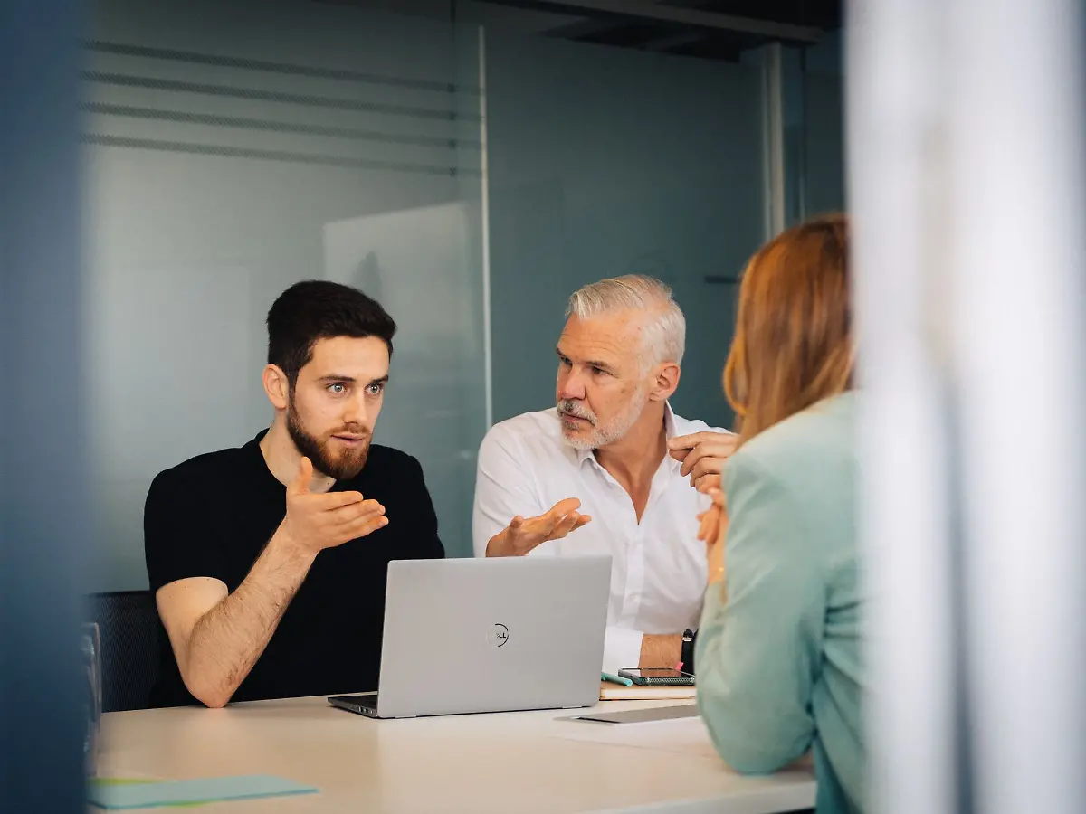 Authentisch vs. professionell: Bühne oder unverstellt: Wie viel Ich verträgt der Job?