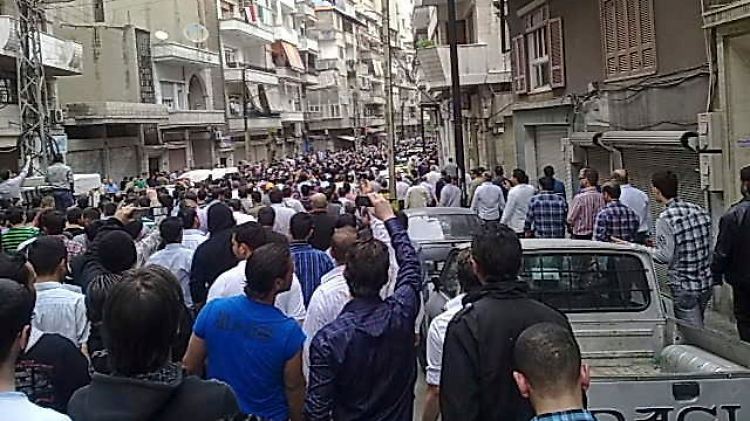 Proteste gegen die Regierung in den Straßen von Homs. Dort waren am Sonntag 14 Demonstranten von Sicherheitskräften getötet worden.