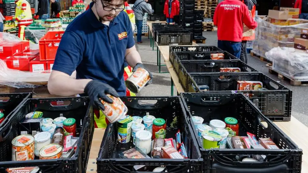 Ehrenamtliche-Helfer-des-Hamburger-Tafel-packen-Kisten-mit-Lebensmittel