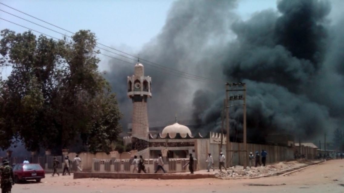 Bei den Unruhen wurden, wie hier in Kano, auch religiöse Gebäude angezündet.