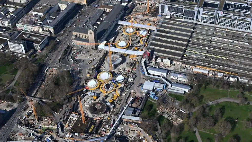 Die-Baustelle-des-milliardenschweren-Bahnprojekts-Stuttgart-21-am-Hauptbahnhof