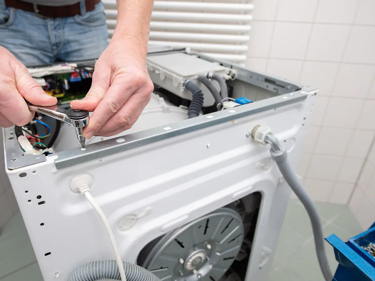 Energieverbrauch im Blick : Haushaltsgerät kaputt: besser reparieren oder neu kaufen?