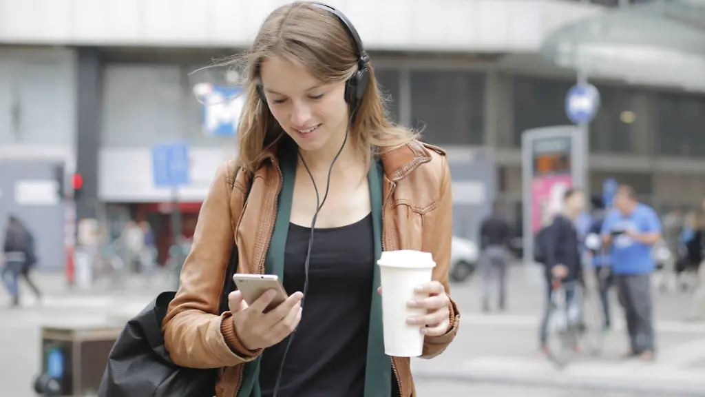 frau_mit_smartphone