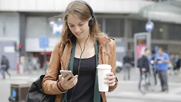 frau_mit_smartphone