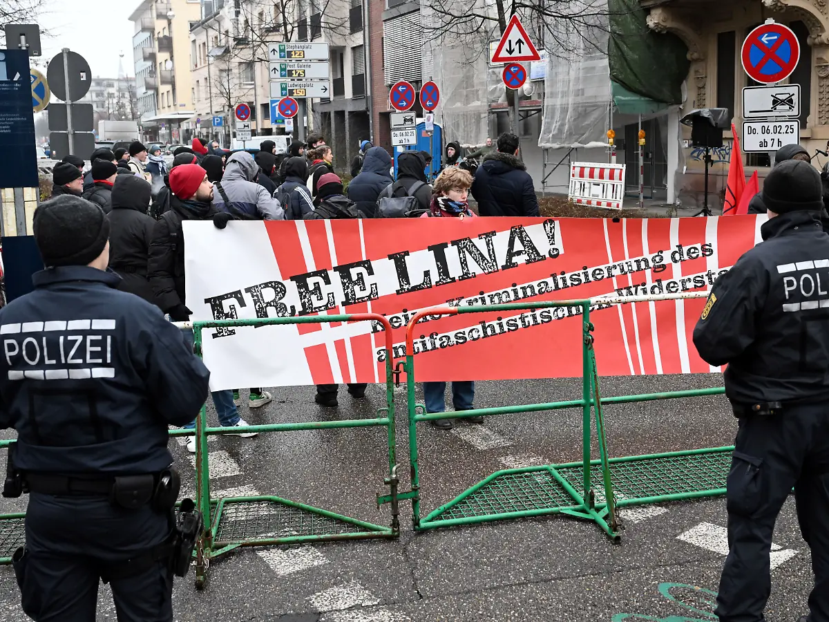 Lina E. kommt vorerst frei: Bundesverfassungsgericht hebt Beugehaft auf