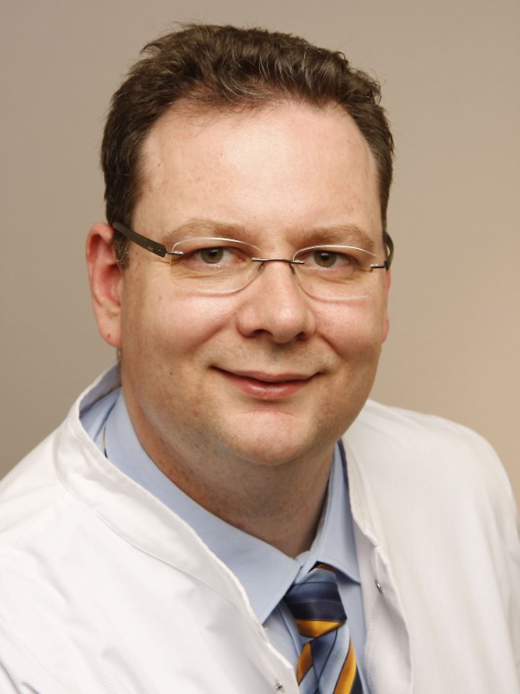 Dr. Bernhard Lehnert ist Leiter der Abteilung für Phoniatrie und Pädaudiologie an der Klinik für Hals-Nasen-Ohrenkrankheiten in Greifswald.