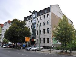 Konflikt um besetztes Ex-Hostel: Urin-Angriff auf Bauarbeiter löst Großeinsatz in Berlin aus