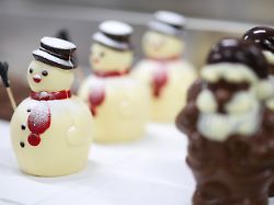 Preise noch ungewiss: Produktion von Weihnachtsschokolade läuft auf Hochtouren