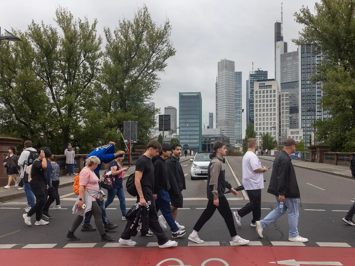 Einfach neue Leute kennenlernen: Spazierclub trifft sich in Frankfurt