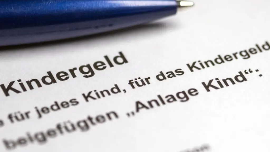 Ein-Kugelschreiber-liegt-auf-einem-teilweise-ausgefuellten-Antrag-auf-Kindergeld