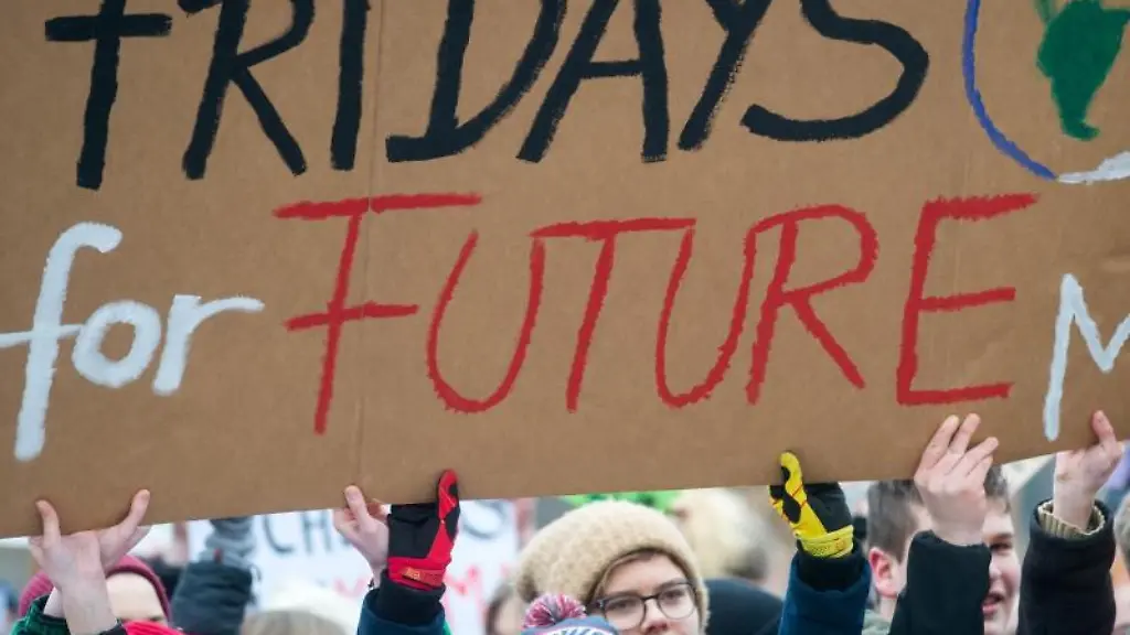 Fridays-for-Future-ist-auf-dem-Schild-mehrerer-Schueler-zu-lesen