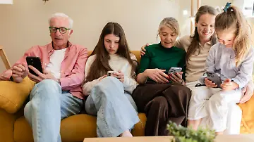 familie_mit_smartphones