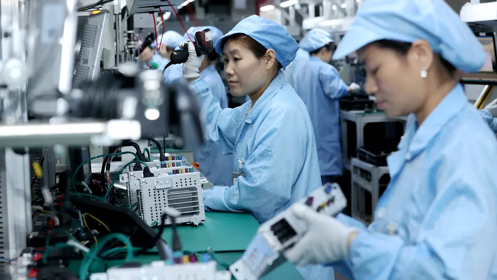 2025-04-09T123941Z_1563710510_RC2AUDA4LWQG_RTRMADP_3_USA-TRUMP-TARIFFS-CHINA