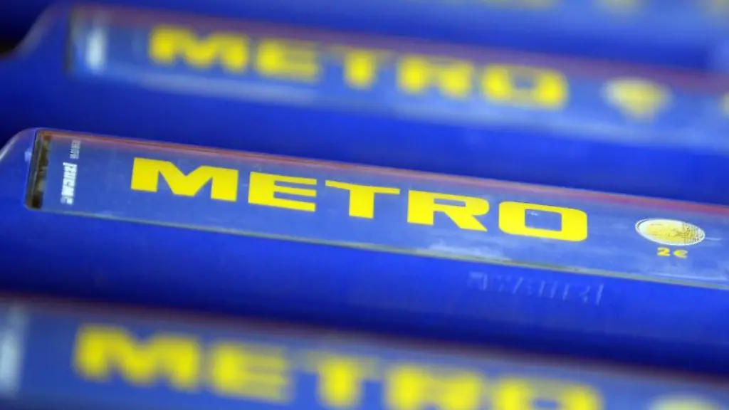 Einkaufswagen-stehen-vor-einem-Metro-Markt