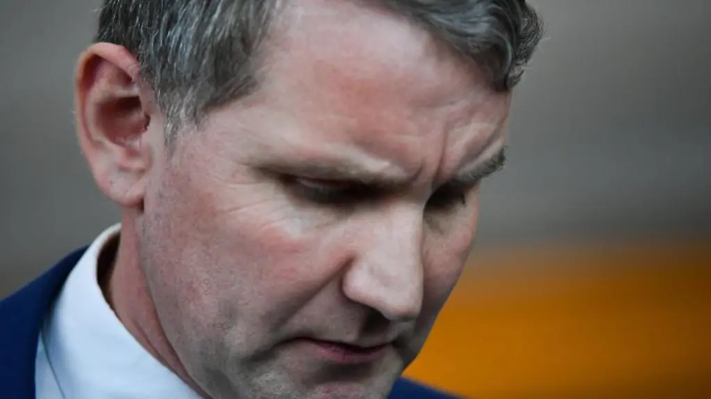 Der-AfD-Fraktionsvorsitzende-Bjoern-Hoecke-schaut-zu-Boden